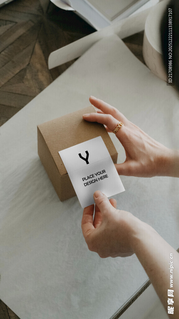 手递包裹标签特写
