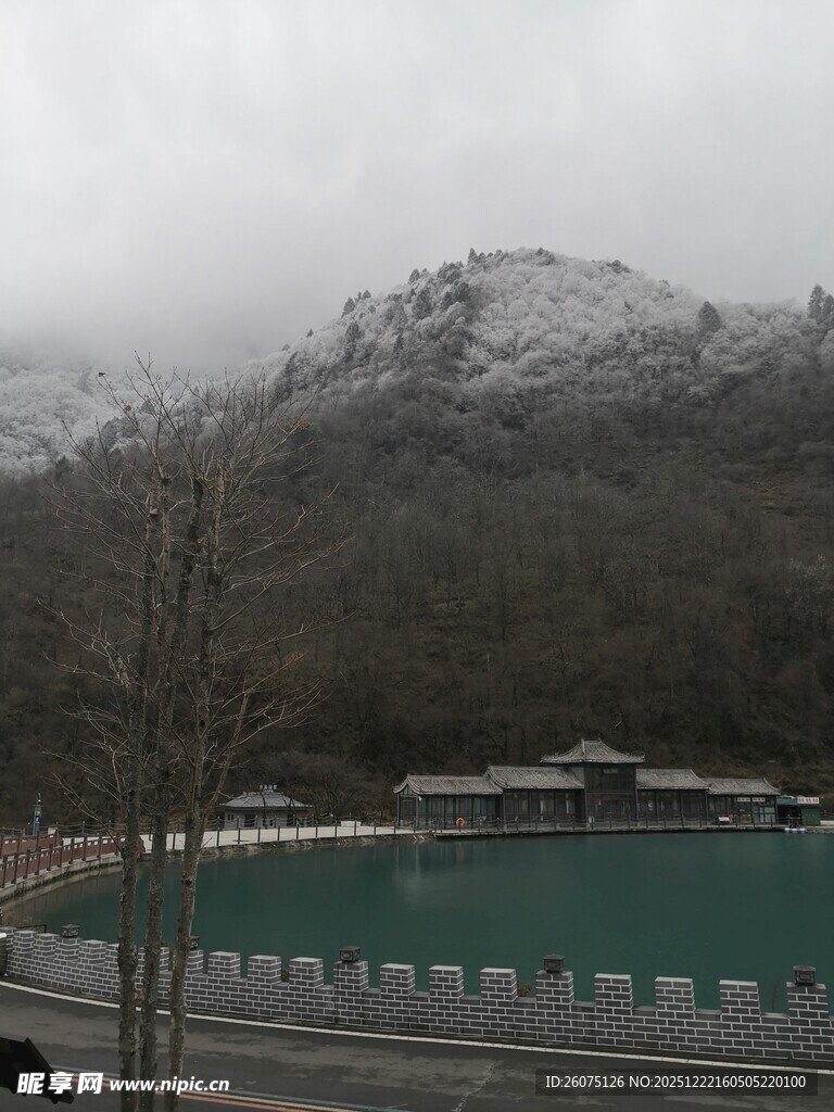 云雾缭绕的雪山下湖畔美景