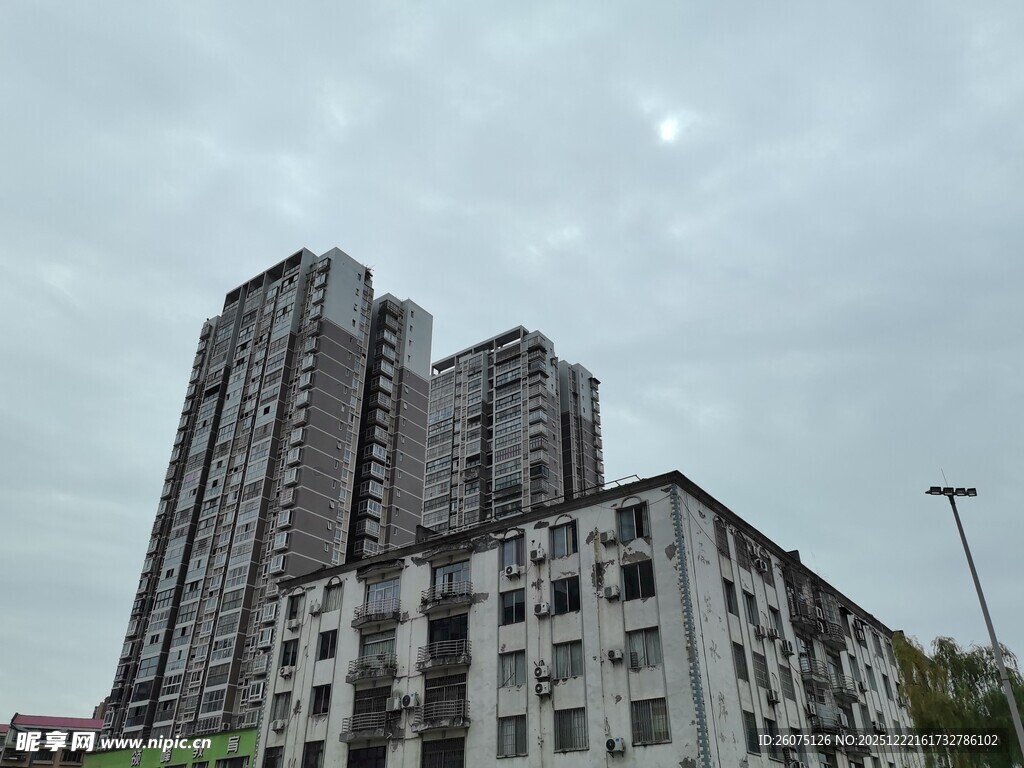 城市中的高低错落建筑群