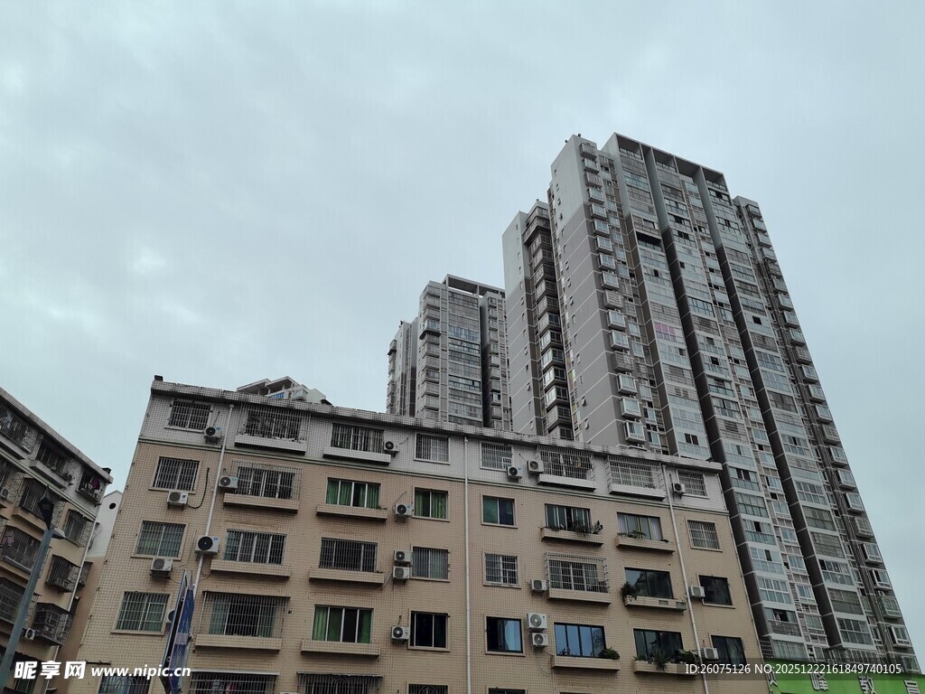 城市中的高低错落建筑群