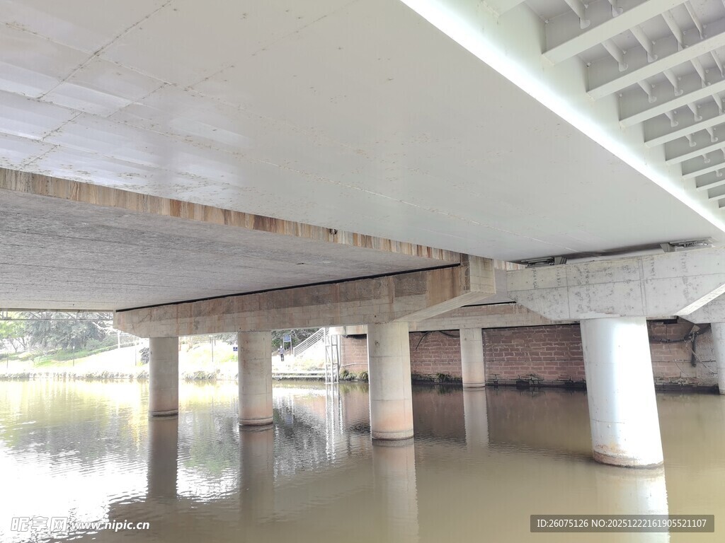 桥梁底部结构近景