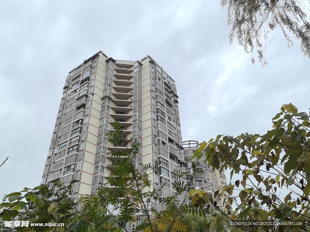 老旧高层住宅楼外观