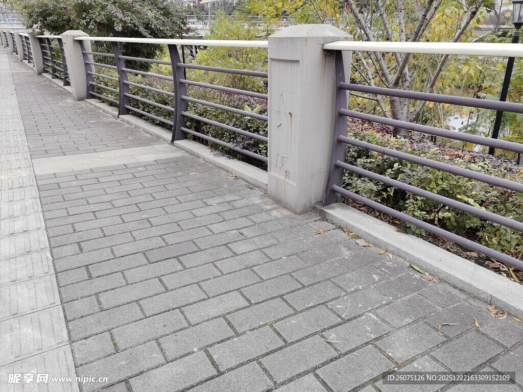 户外砖石步道与护栏景观