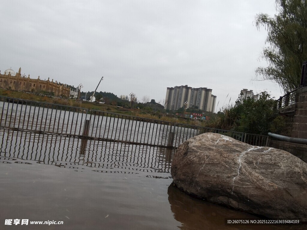 城市积水场景中的大石围栏