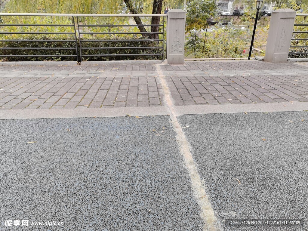 城市道路斑马线及周边景象