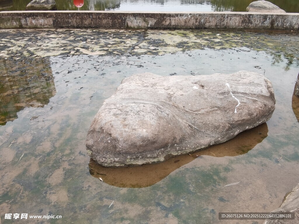 水中巨石静谧自然景象