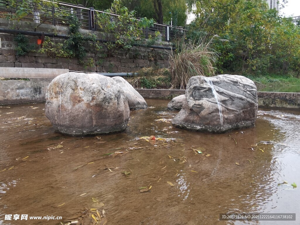 溪边巨石景观