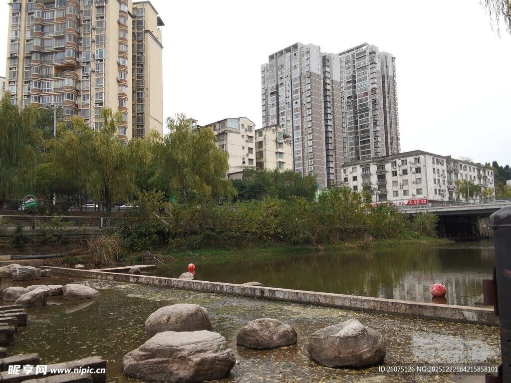 河畔城市景观与休闲场景