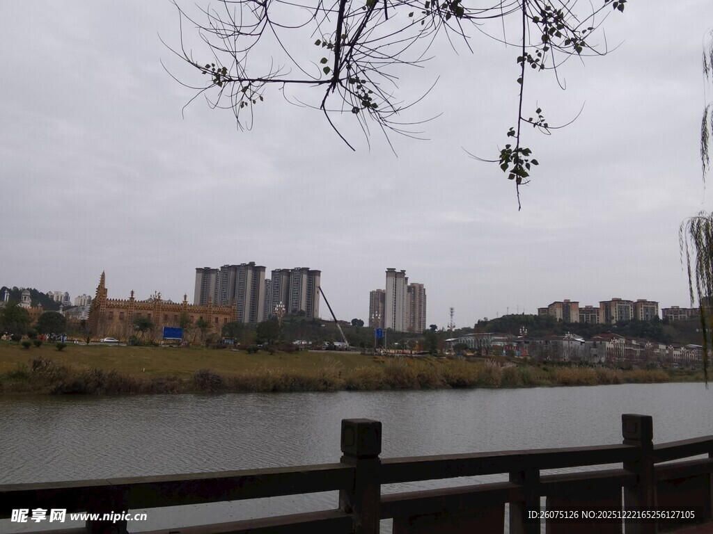 湖畔栏杆处的城市远景