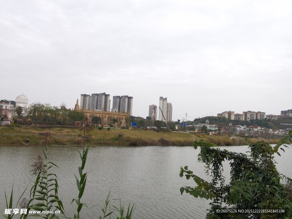 湖畔城市风光