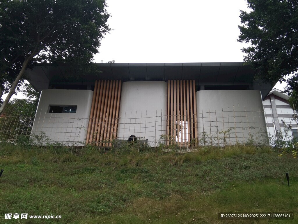 乡村小屋静立绿草之上