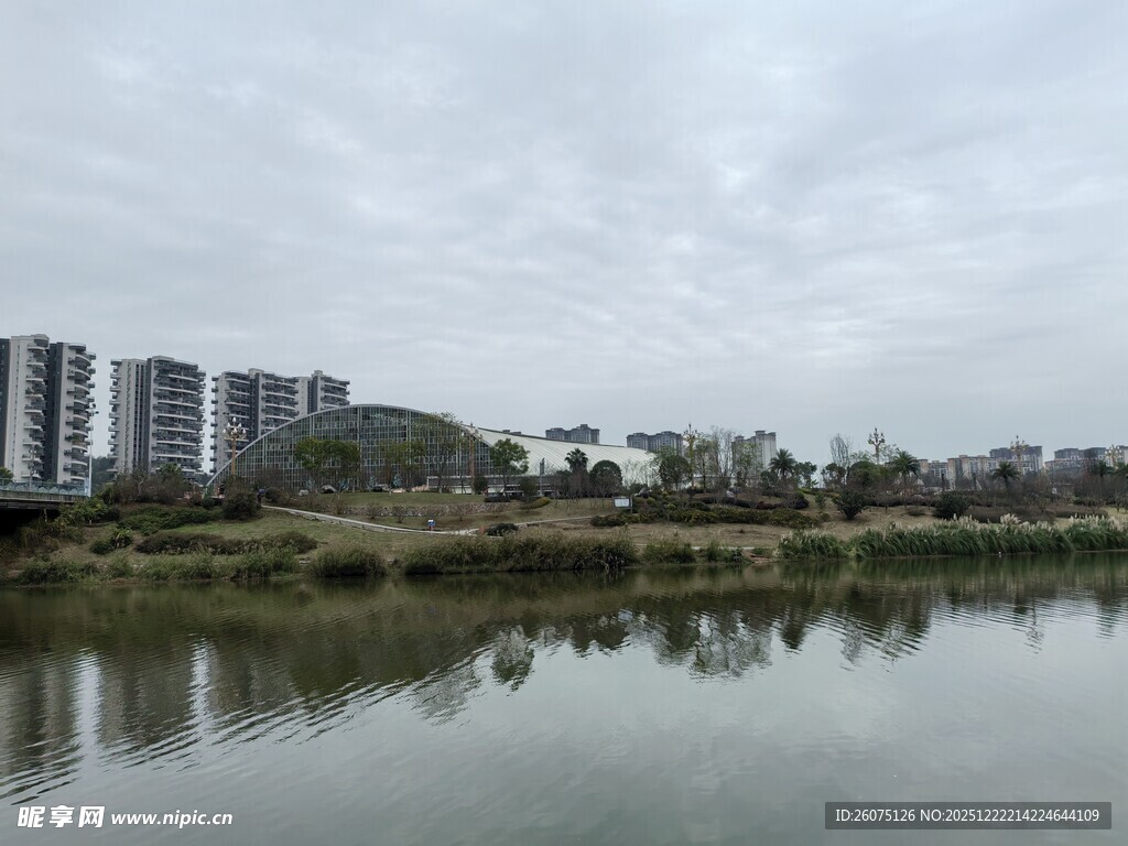 湖畔城市风光倒影