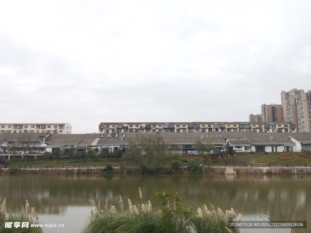 河畔城市建筑景观