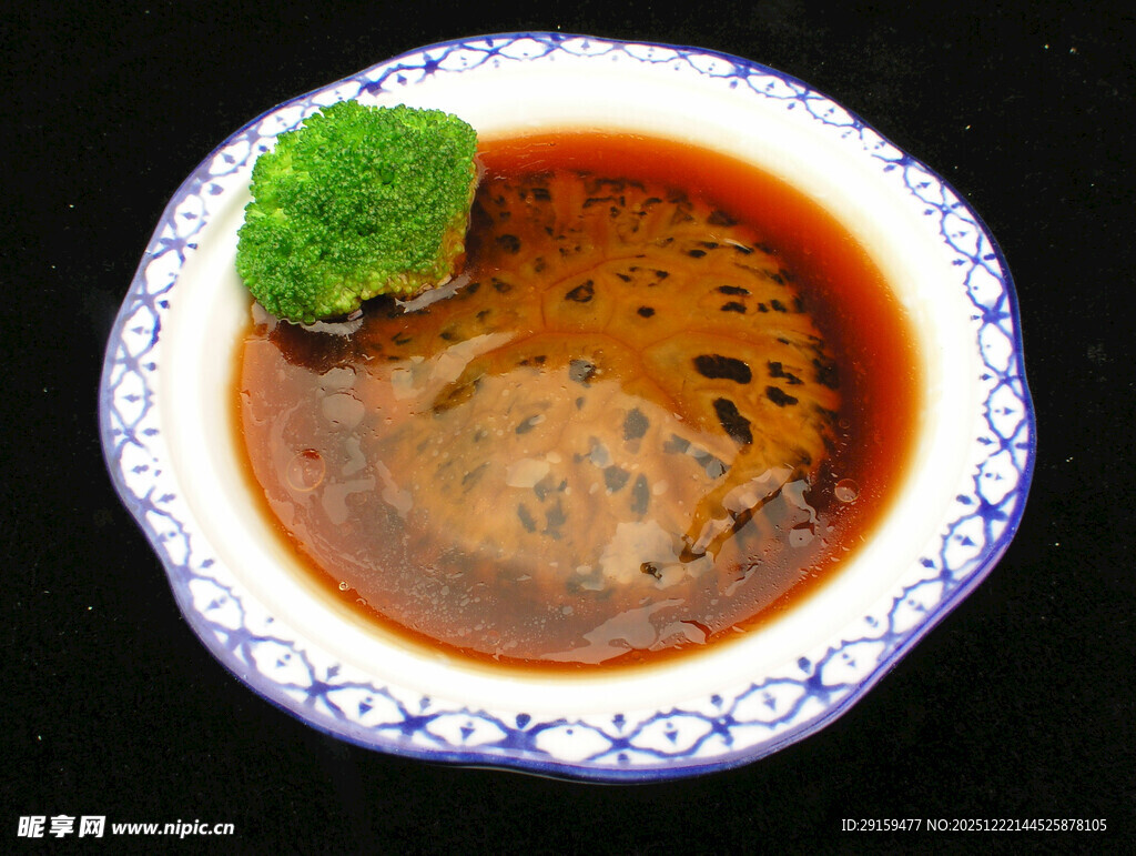 青花瓷碗中的美味汤羹