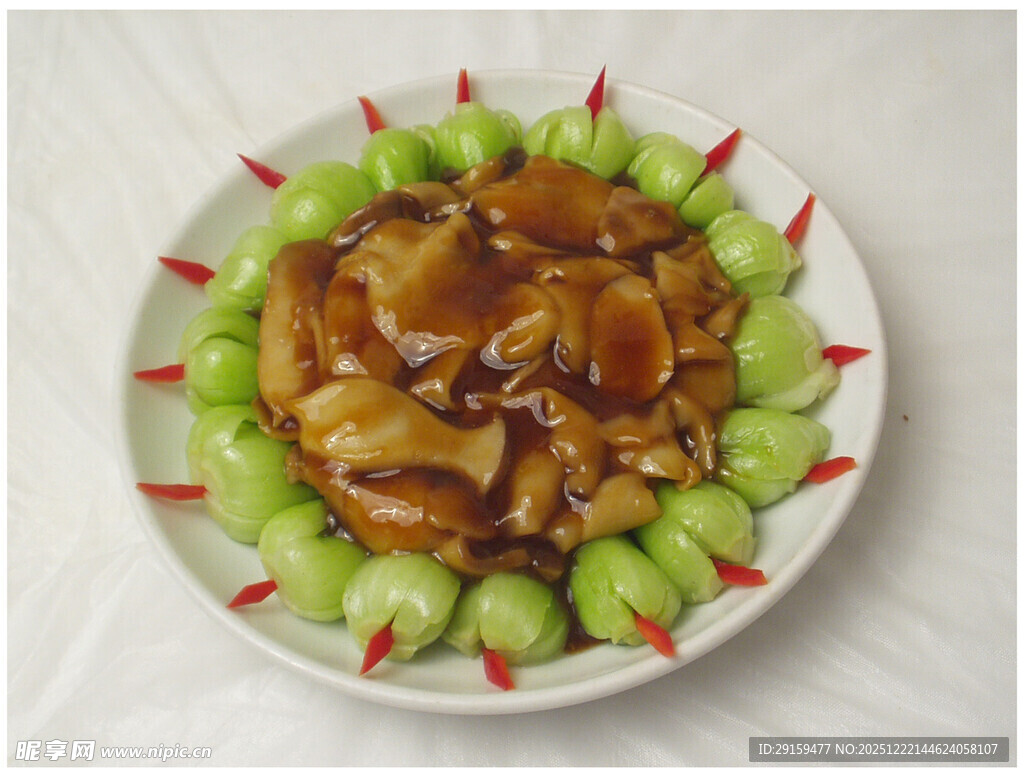 翡翠围边的美味酱汁菜肴