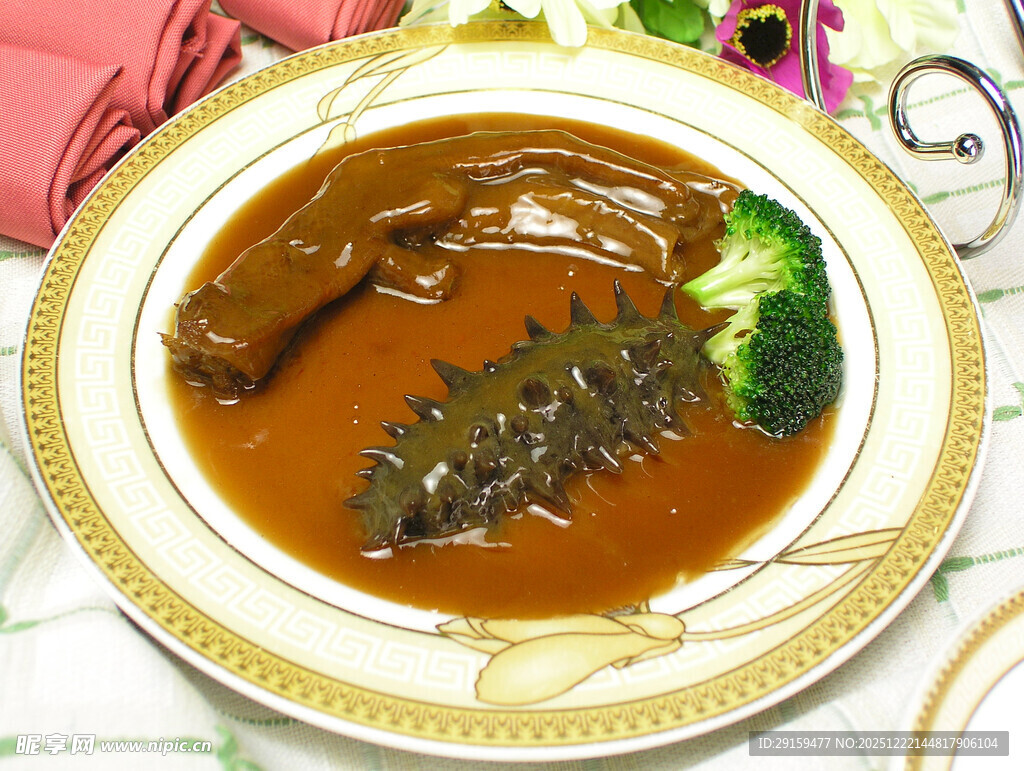 鲍汁海参摆盘中餐佳肴