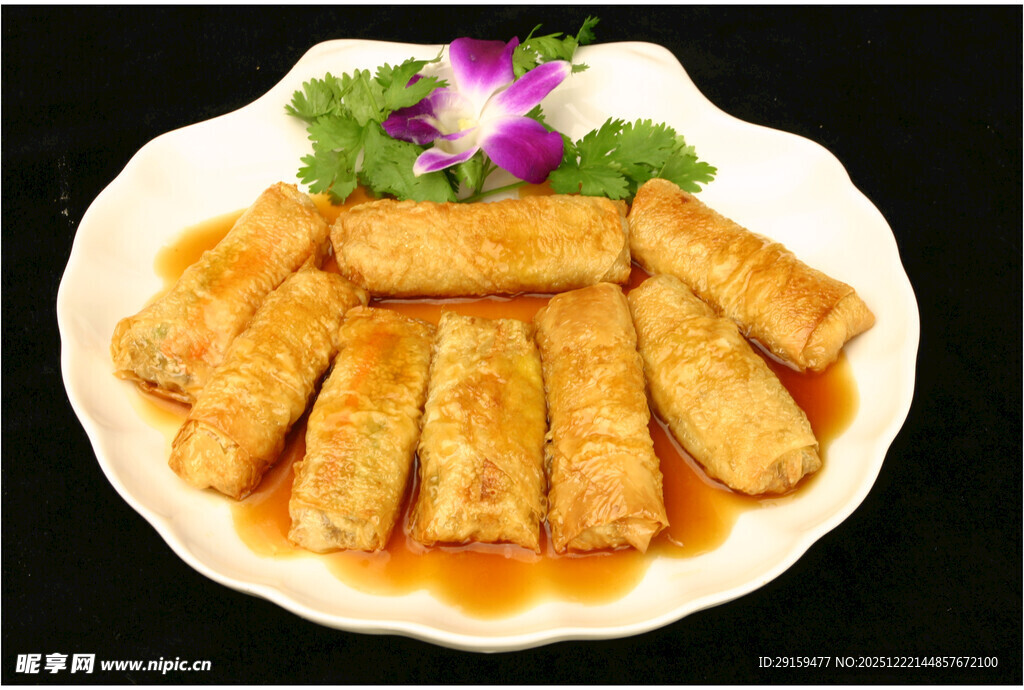 美味酿豆腐摆于盘中