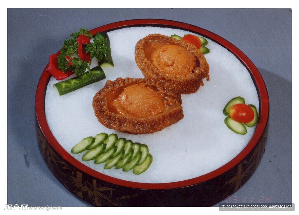 精致摆盘的美味油炸菜肴