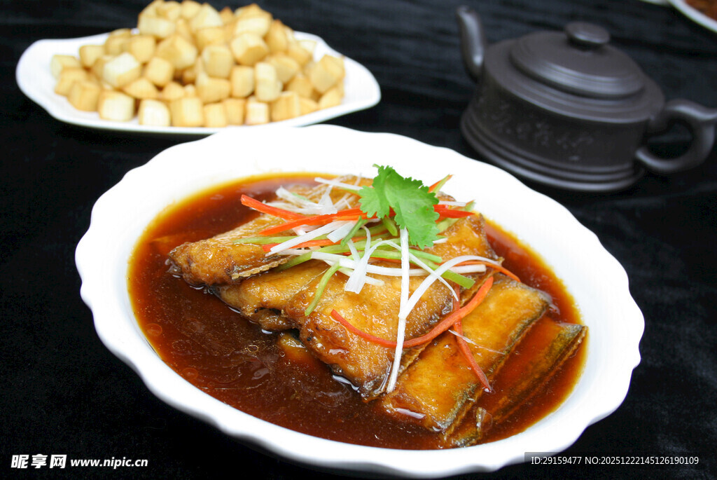 红烧鱼配小菜与茶具