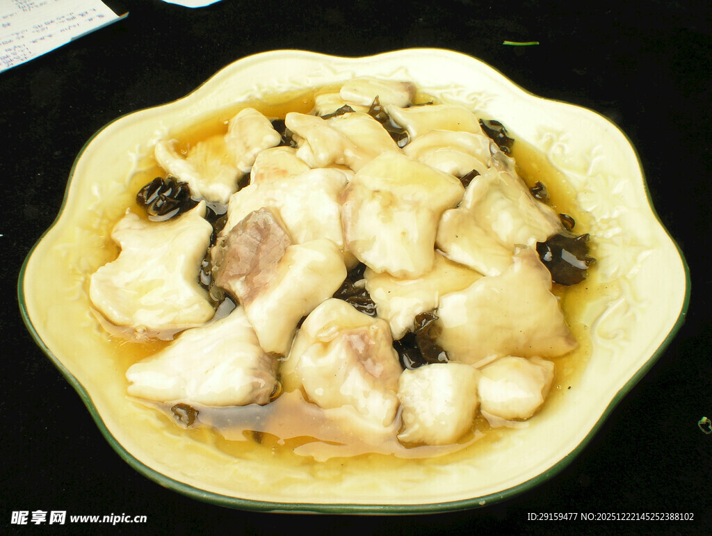 黄碗盛的美味鱼肉菜肴