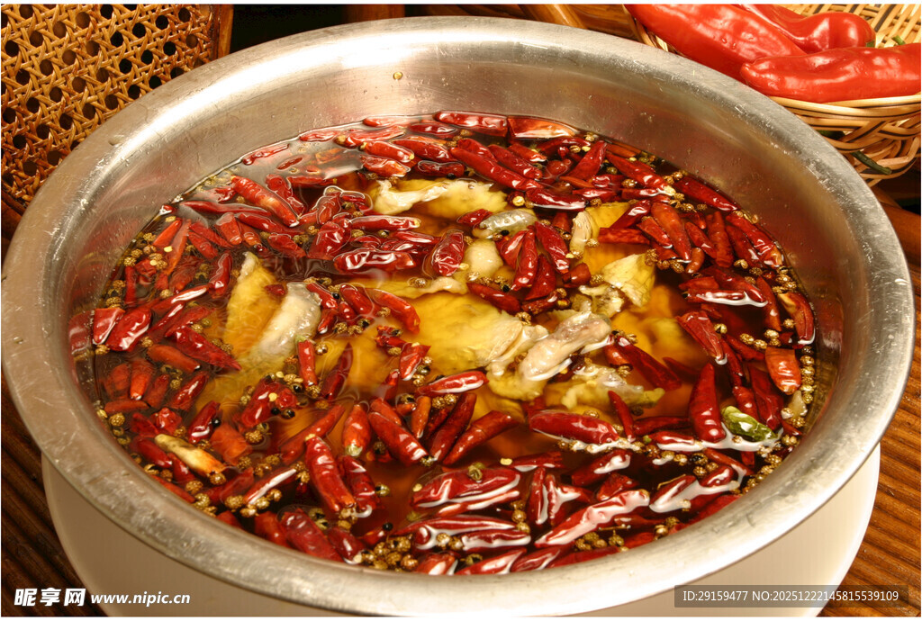 麻辣鲜香的诱人红油火锅