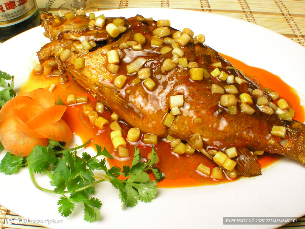 美味酱汁浇淋的特色烤猪蹄