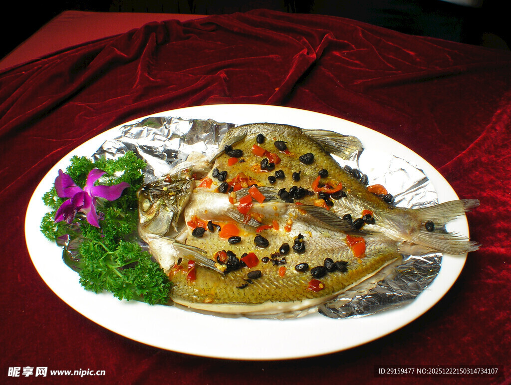 清蒸鱼摆盘精致诱人