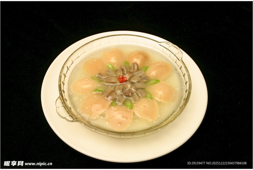 精致摆盘的特色菜肴