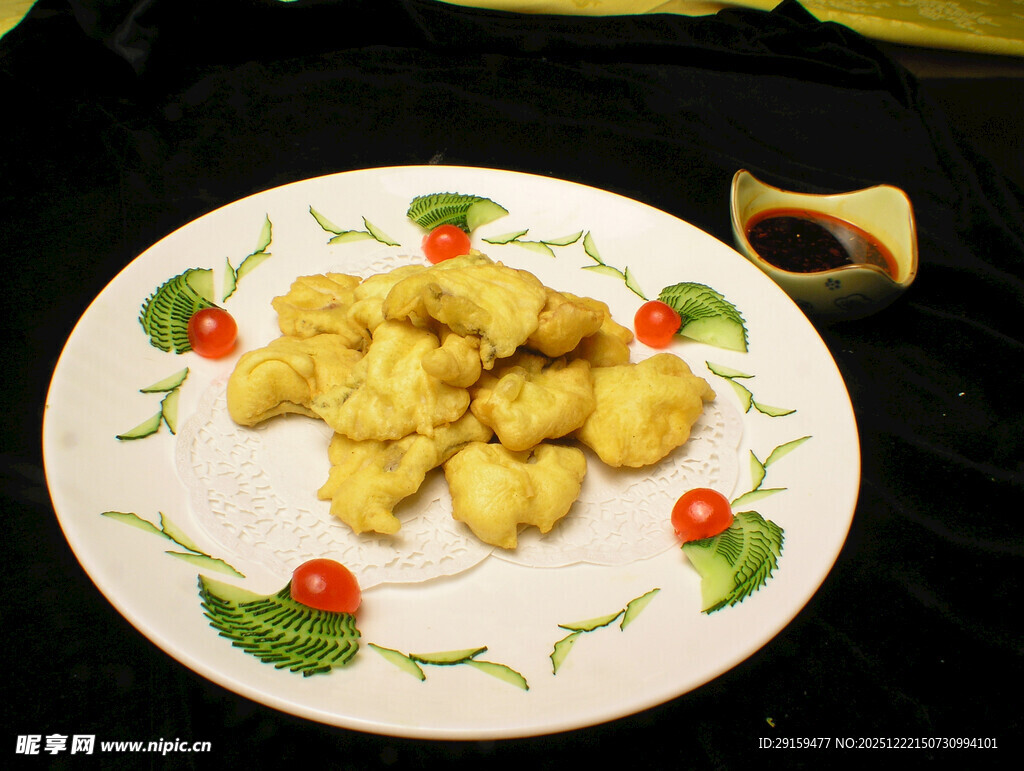 美味炸物摆于精致盘中