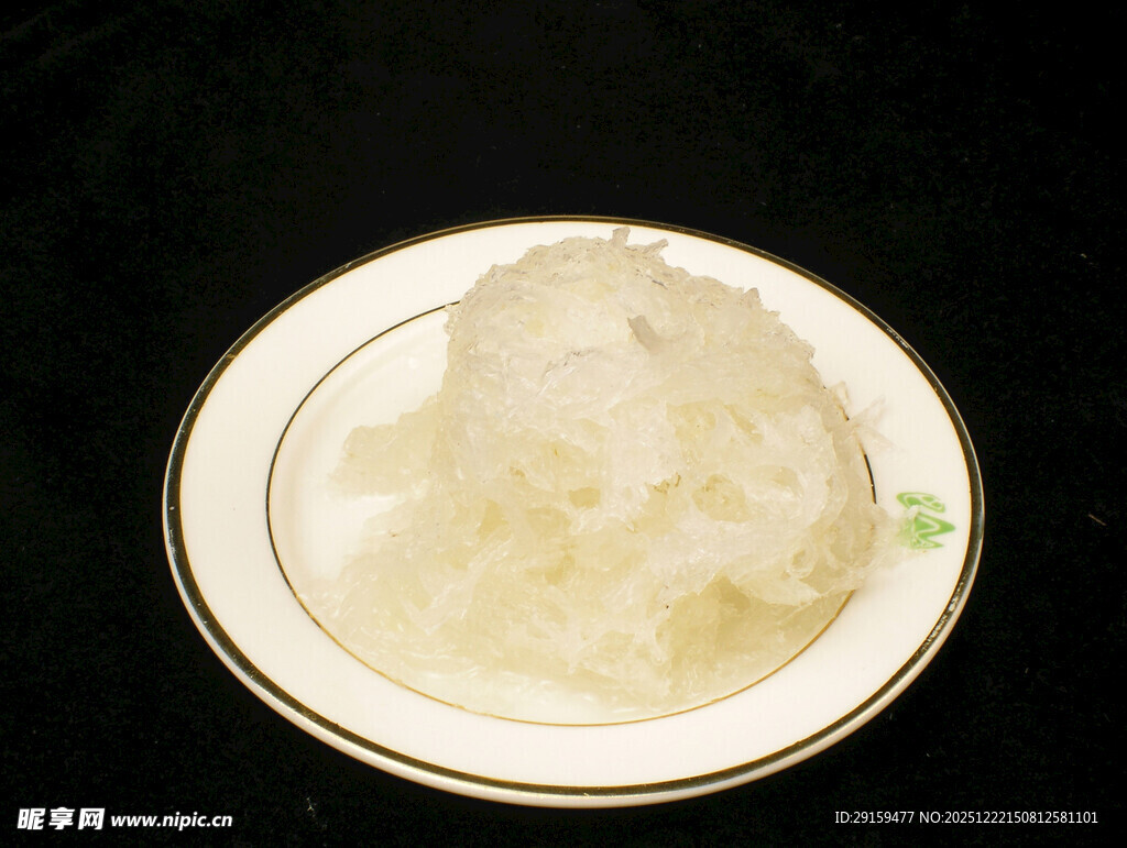 盘中晶莹剔透的食物