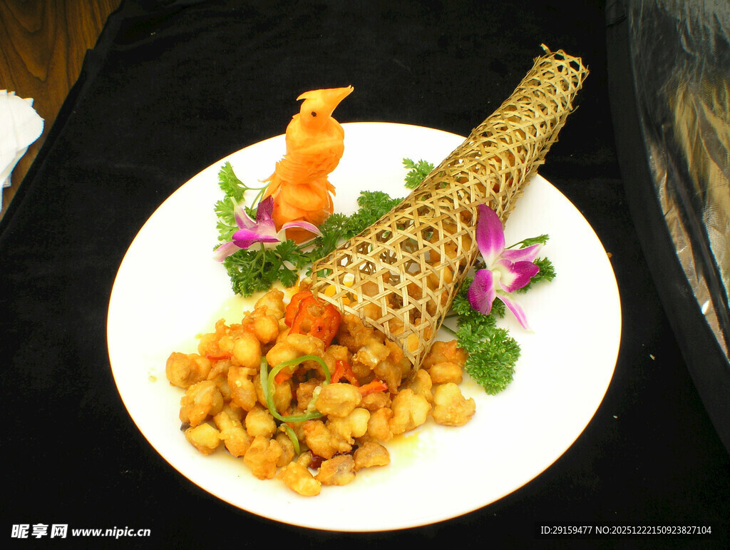 创意摆盘的海鲜玉米菜肴