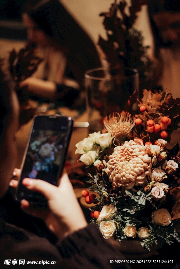 手持手机拍美丽花卉组合