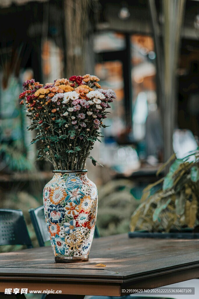 多彩花瓶插满缤纷花朵