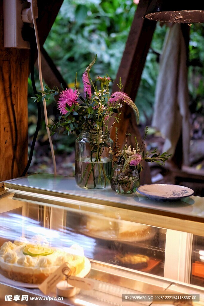 温馨户外餐桌布置与美食