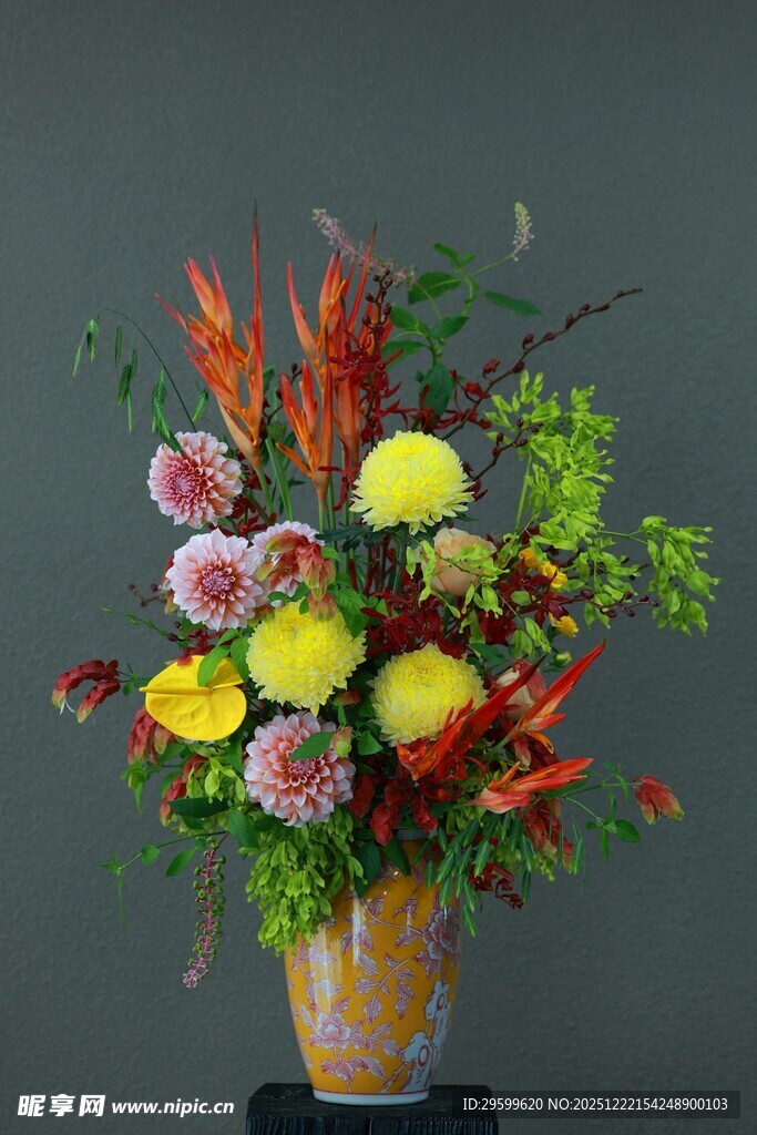 多彩花卉组合花瓶插花