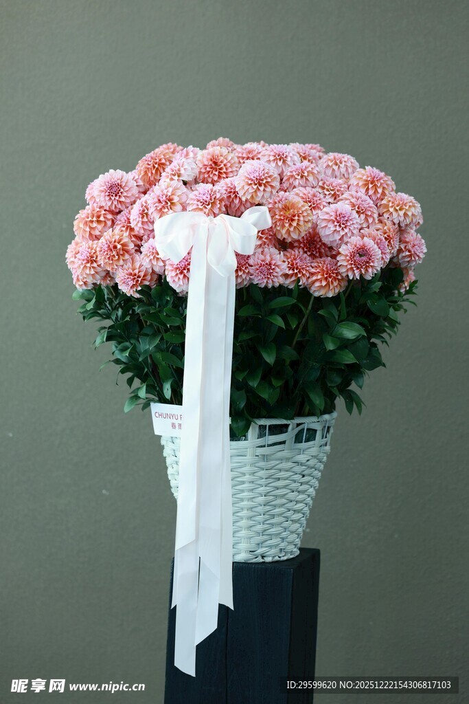 粉色花束装点白色花篮