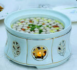 精致瓷碗盛五彩养生汤