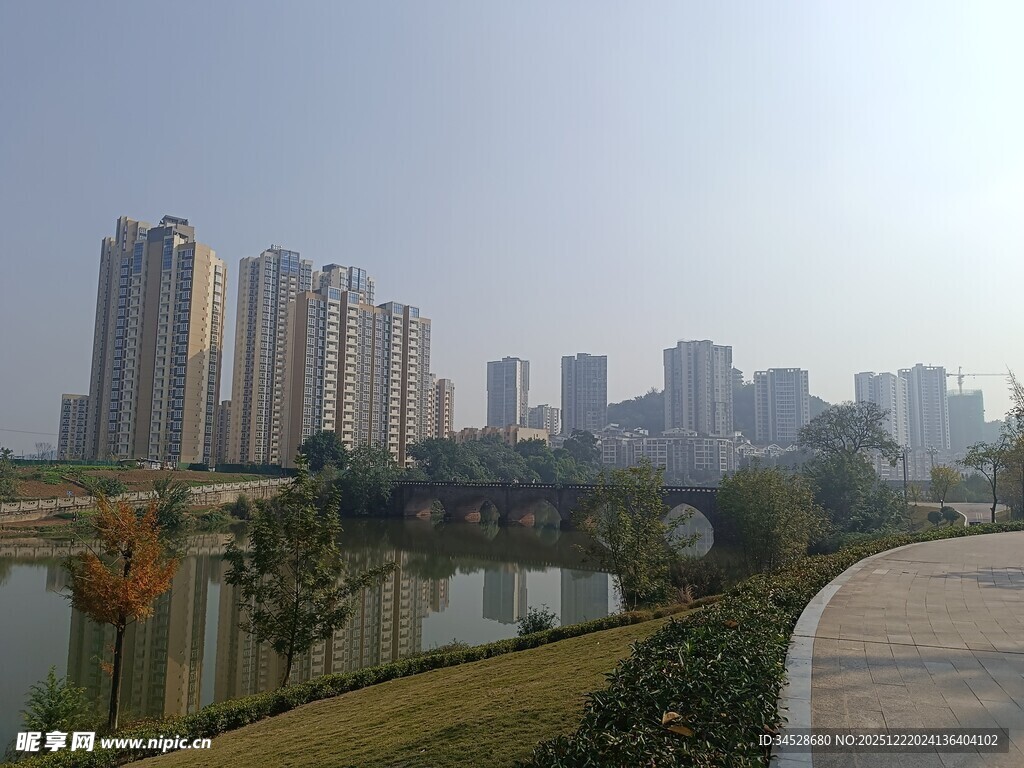 城市河畔风光迷人景致