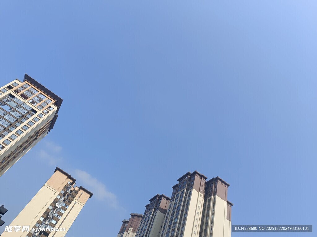 城市高楼与晴朗蓝天