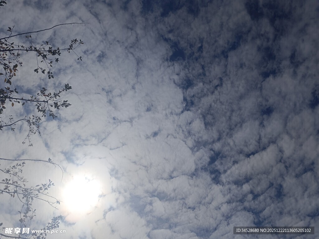 阳光穿透云层的天空景象