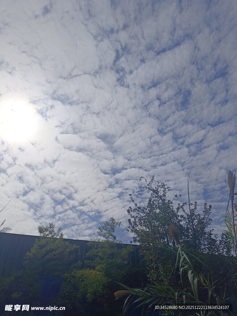 阳光穿透云层的天空景象