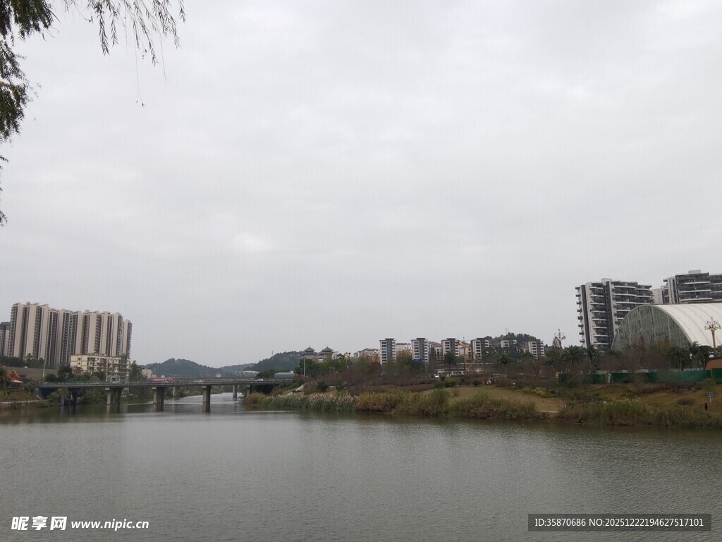 河畔城市风光宁静景致