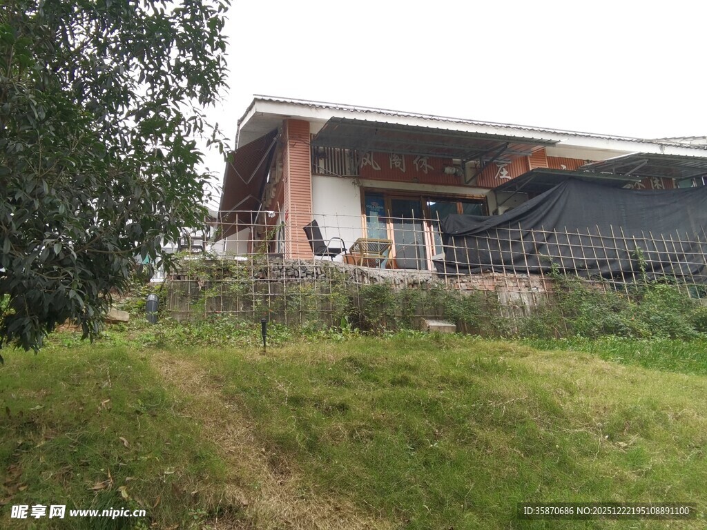 山坡上的温馨住宅