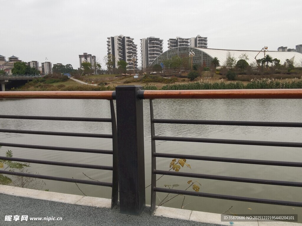 河畔栏杆旁的城市远景