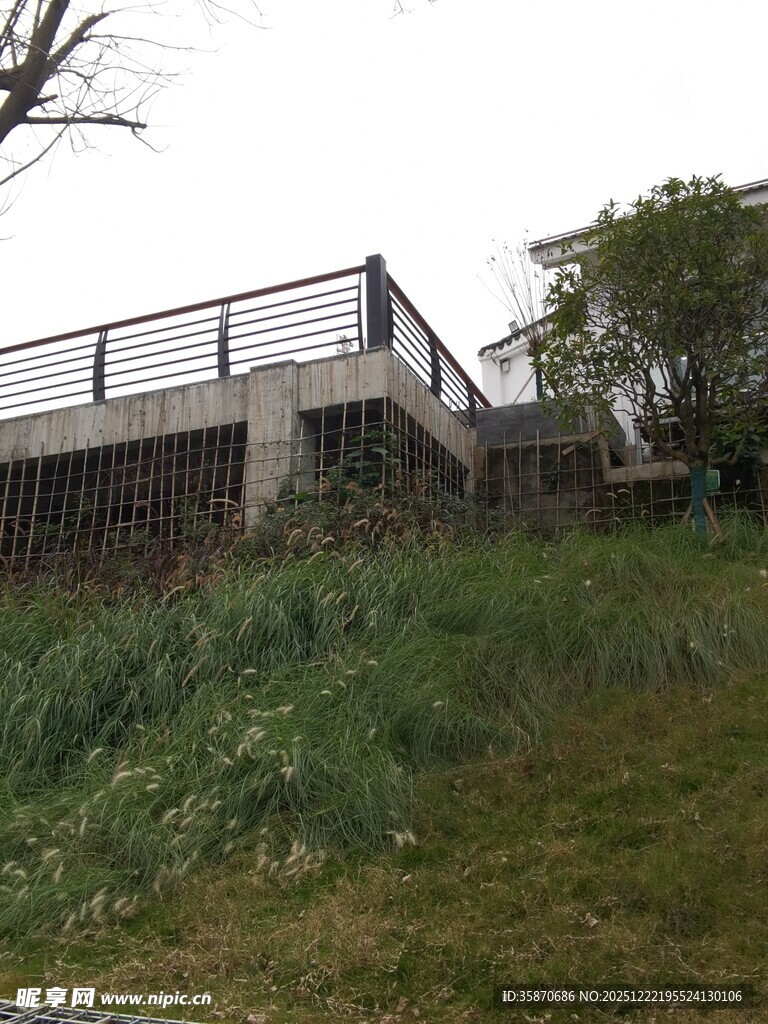 山坡上的现代风格建筑