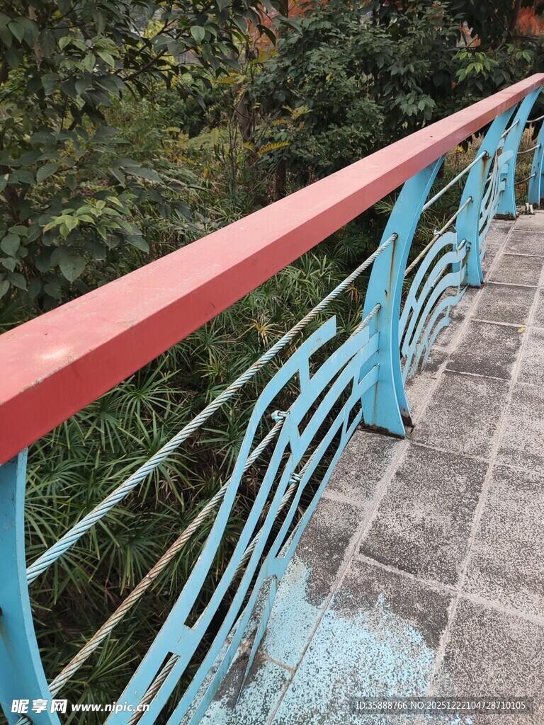 彩色栏杆的户外步道