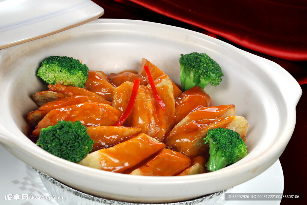 煲仔锅菜品鲍汁芋香茄盒