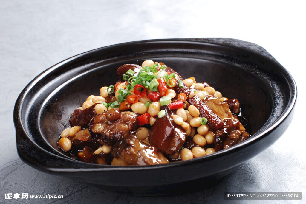 煲仔锅菜品黄豆焖猪尾 