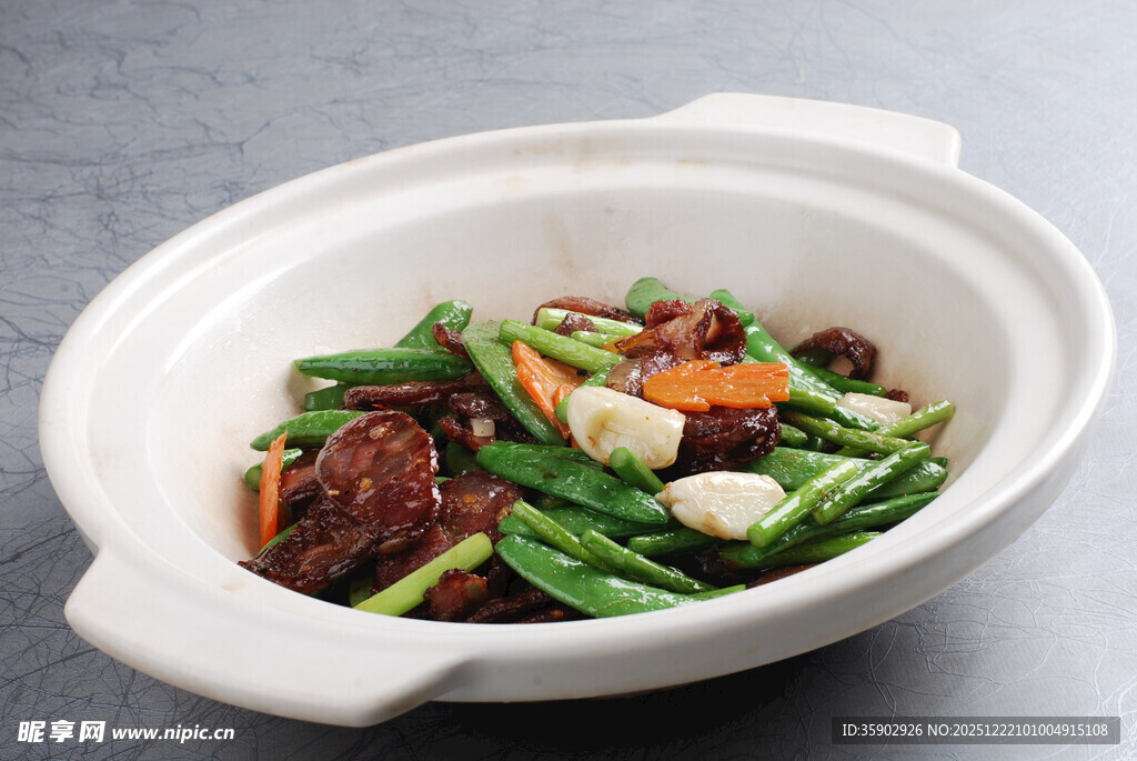 煲仔锅菜品回锅香肠