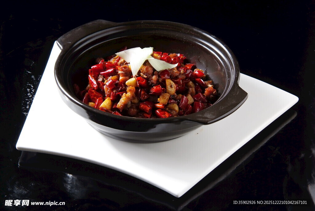 煲仔锅菜品红焖雨花鸡